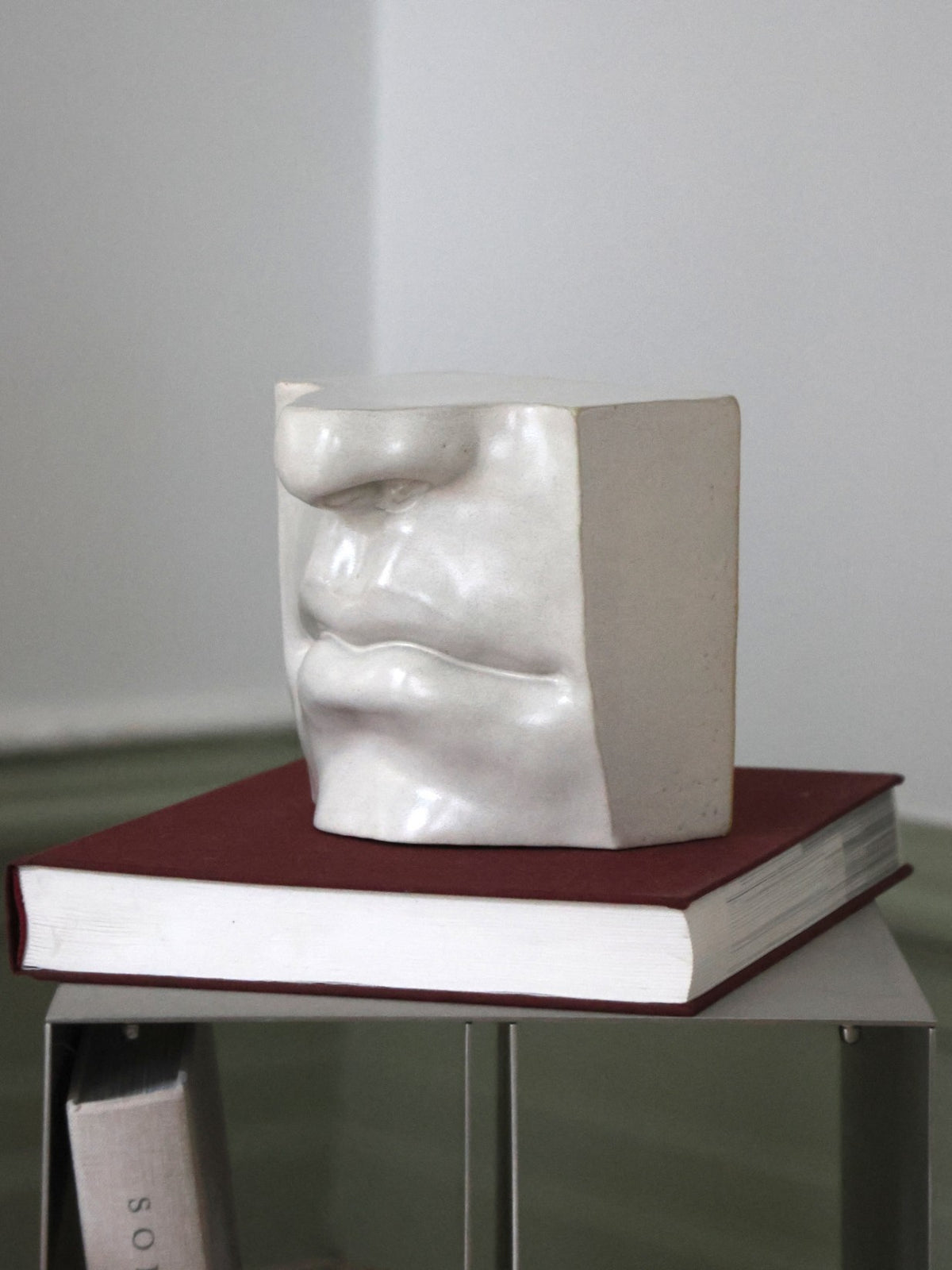 Bookend Mouth, sculptural ceramic bookend shaped as a mouth in Antique White, by Laoru Laoru