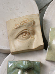 Eye Right | Keramisk Relief