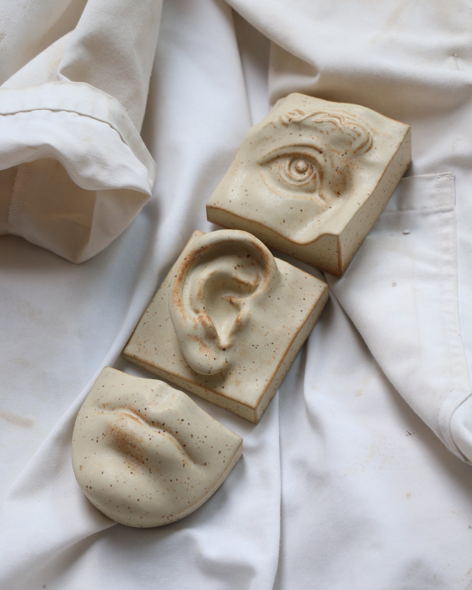 Ear Right | Keramisk Relief
