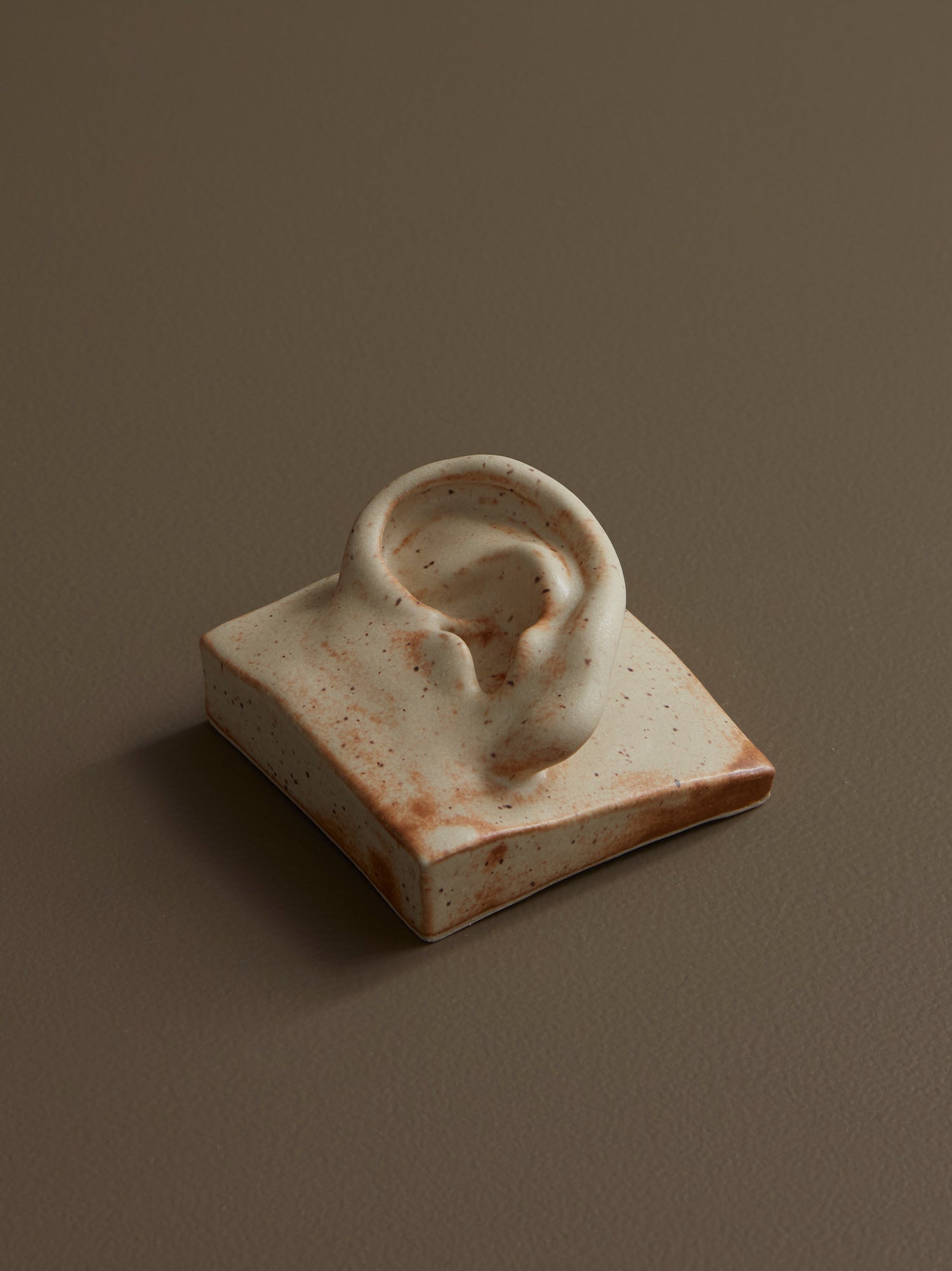 Ear Left | Keramisk Relief