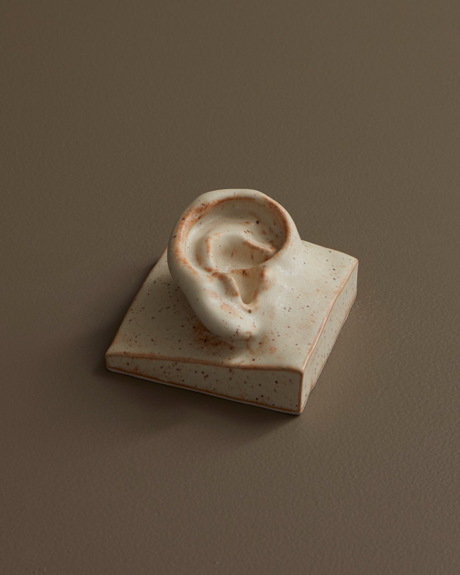 Ear Right | Keramisk Relief