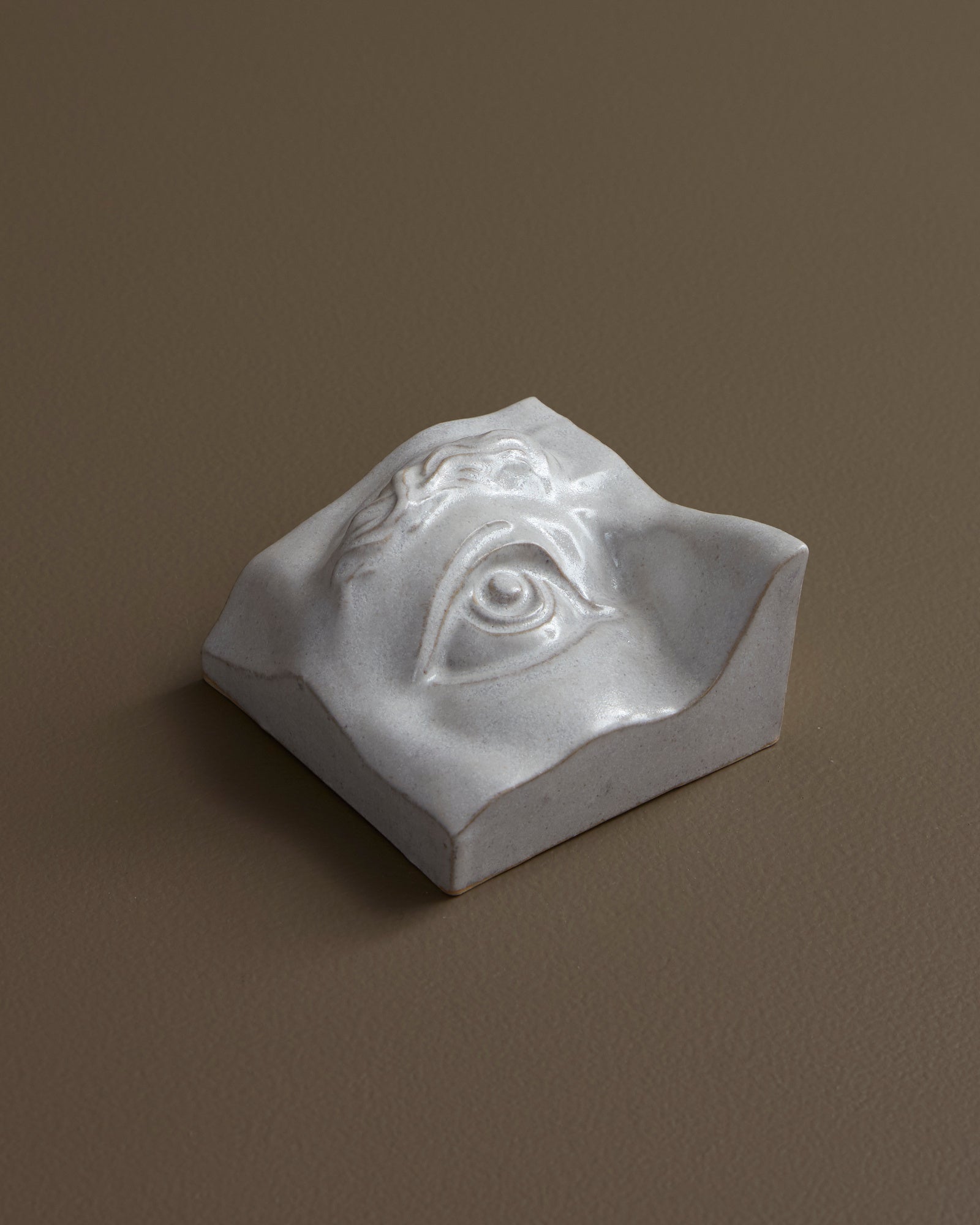 Eye Right | Keramisk Relief