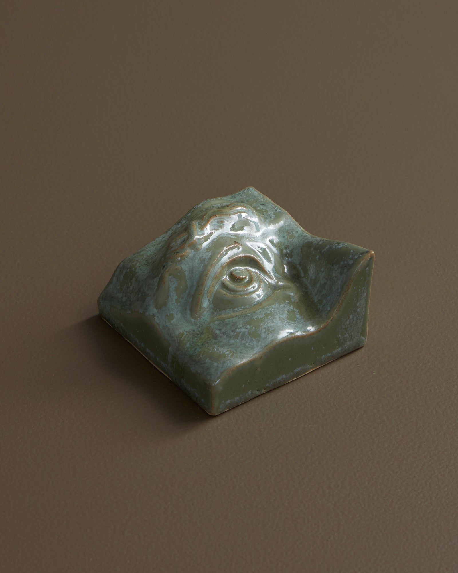 Eye Right | Keramisk Relief
