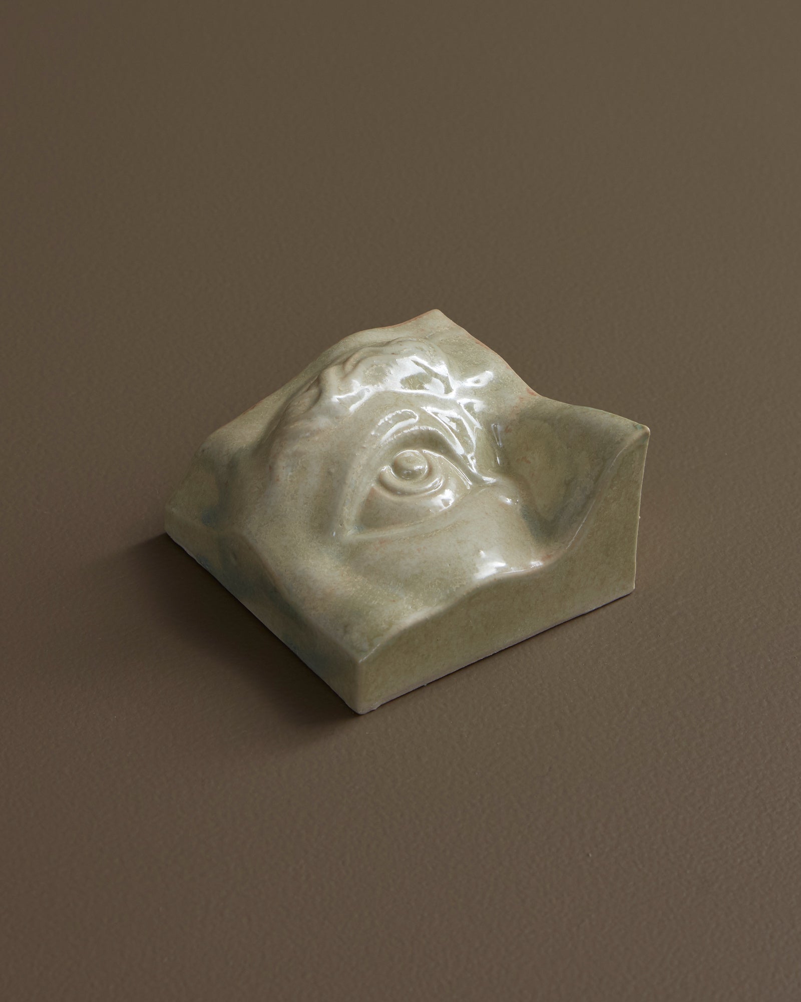 Eye Right | Keramisk Relief
