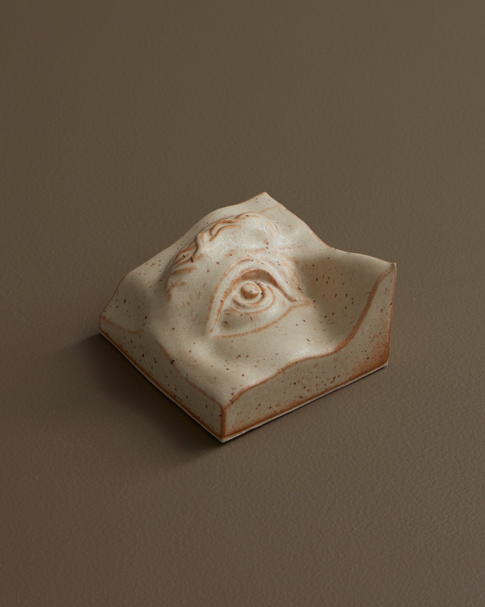 Eye Right | Keramisk Relief