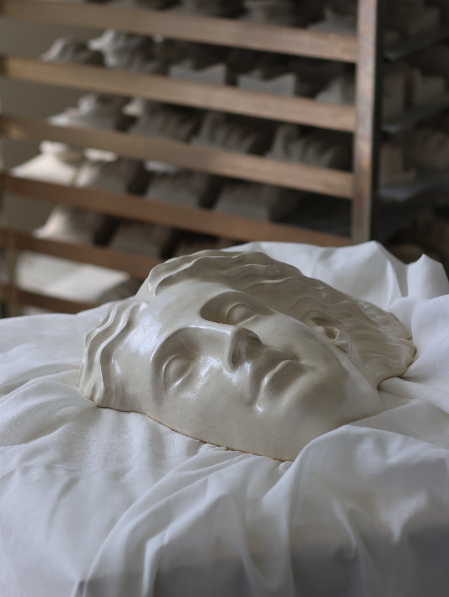 Hera | Keramisk Maske | Antique White