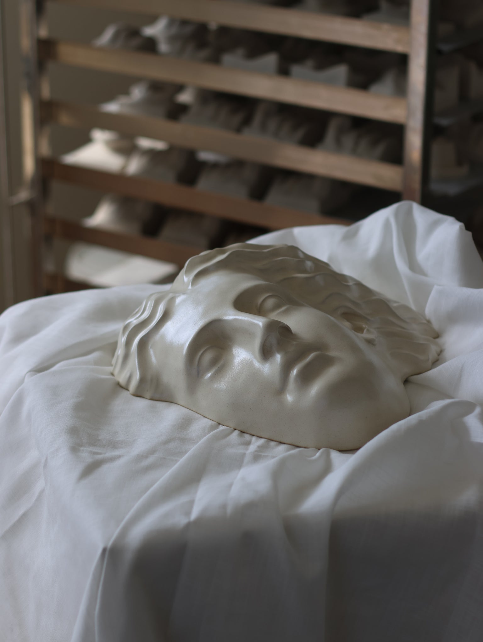 Hera | Keramisk Maske | Antique White