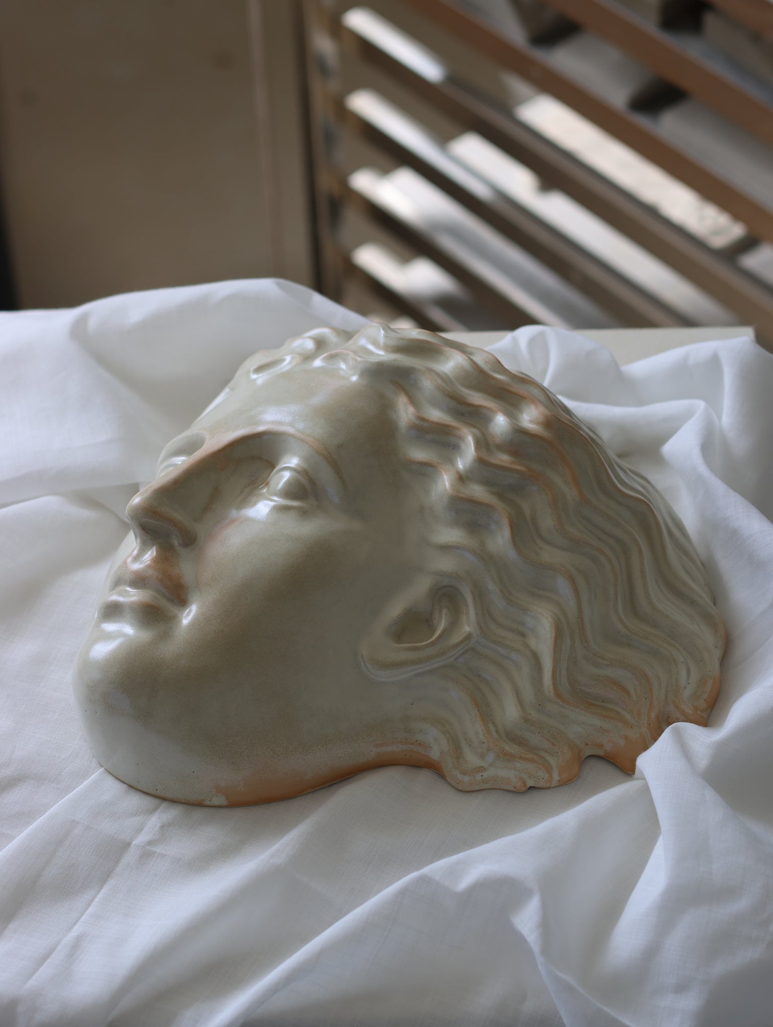 Hera | Keramisk Maske | Antique White