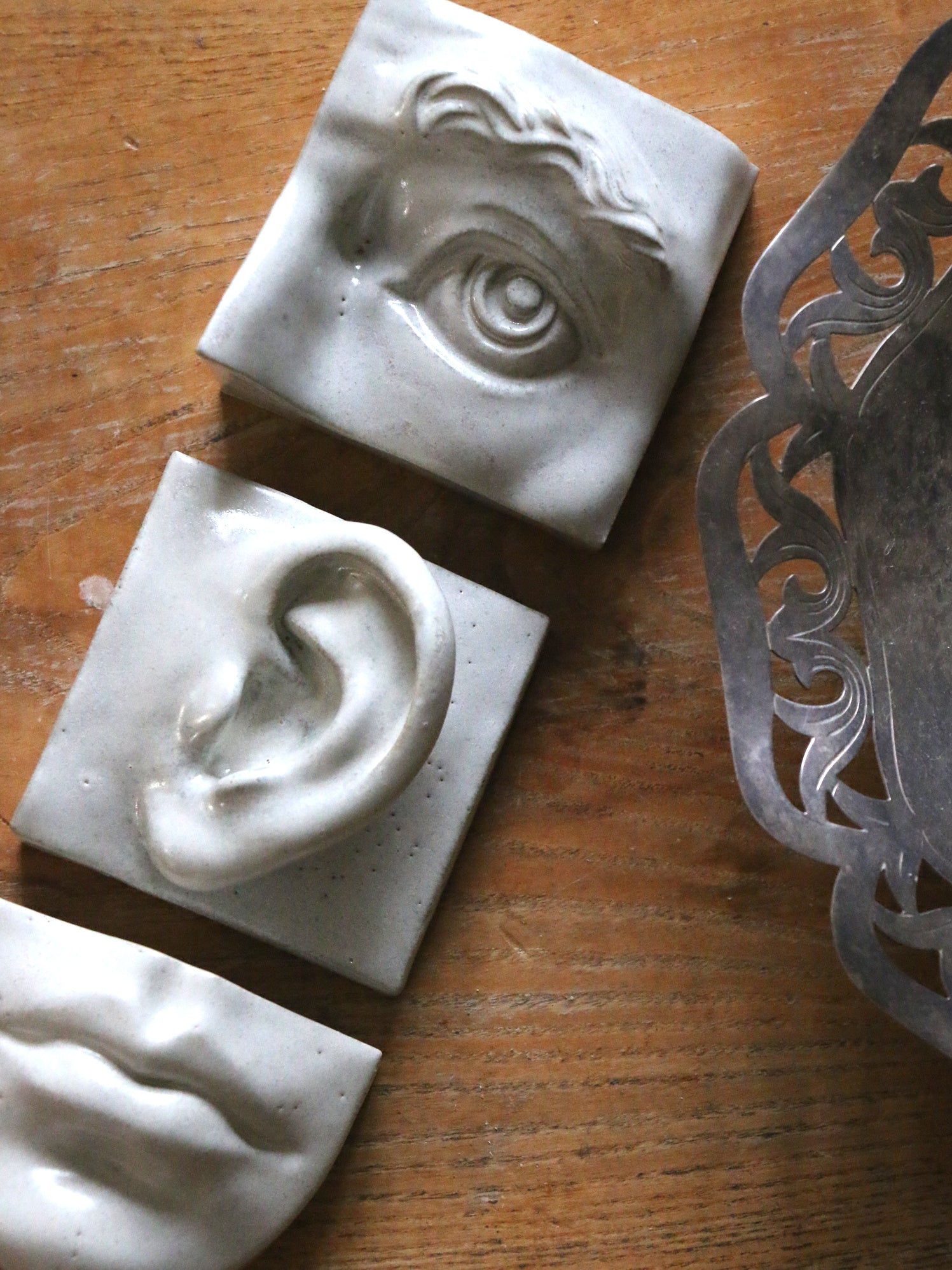 Ear Left | Keramisk Relief
